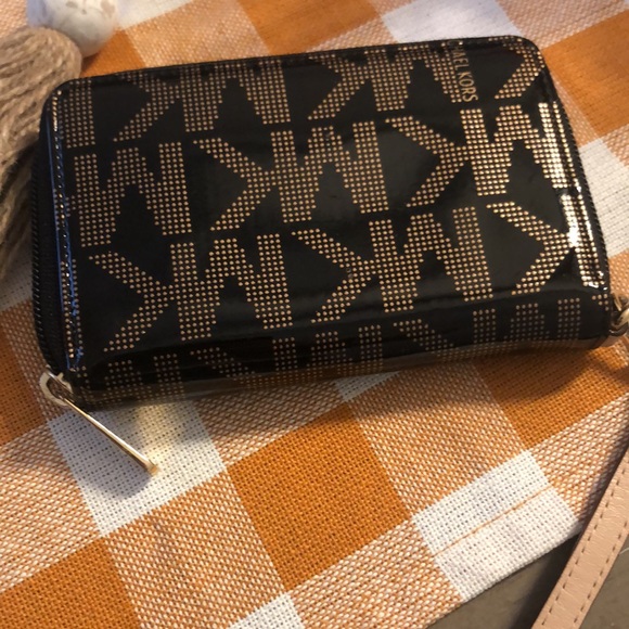 Like new micheal Kors wallet/wristlet - Picture 6 of 6